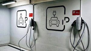 Punto de recarga de coches eléctricos en Madrid.